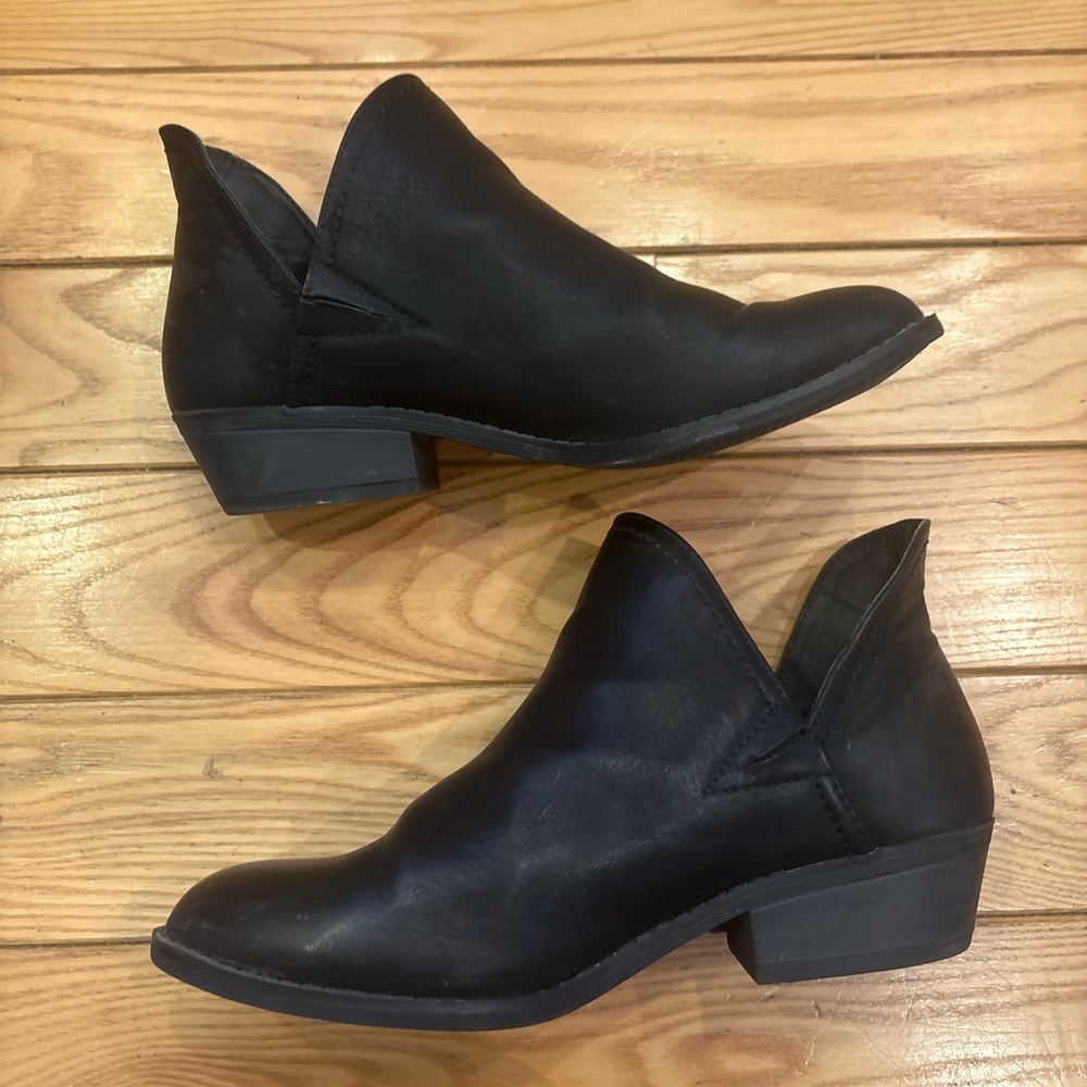Universal Thread Size 8 Faux Leather Nora V-Cut Black Ankle Booties - Picture 8 of 8